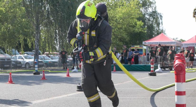 Emberfeletti: menetfelszerelésben versenyeztek a tűzoltók