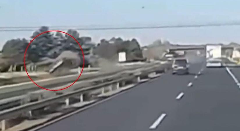 Döbbenetes baleset: levegőbe repült az autó az M1-esen - videó
