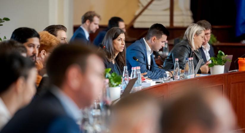 Vitézy Dávid Szentkirályi Alexandrának: Nem kellene bocsánatot kérned azoktól, akiket azzal vádoltál, hogy majd a farkukat lóbálják az utcán?