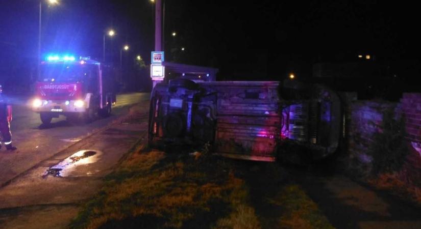 Buszmegállóba csapódott azt ittas sofőr Debrecenben – fotókkal!