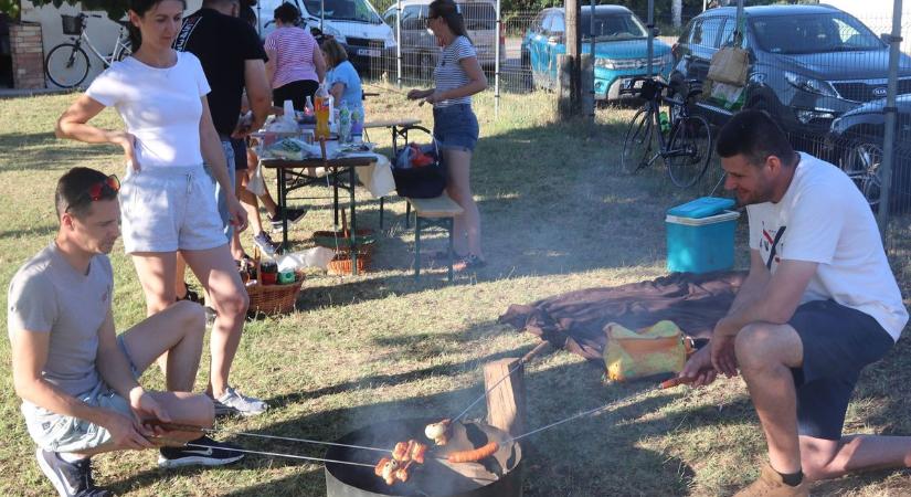 Együtt piknikeztek a település lakói, kártyapartival fűszerezték meg a főzést – galériával