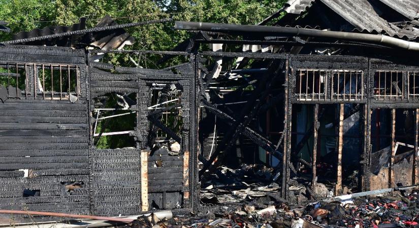 Brutális pusztítást végzett a tűz, csak elszenesedett rom maradt a szolnoki épületből – videóval, galériával