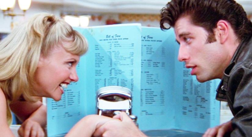John Travolta vadonatúj külsővel sokkolta rajongóit! Nem létezik, hogy 71 éves!