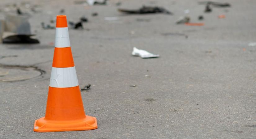 Fának hajtott egy autó, mentőhelikopter is érkezett a helyszínre