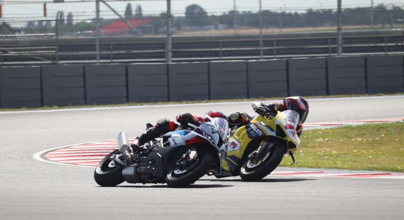 Gyönyörű versenymotorok száguldoztak a Balaton Parkban a Superbike futam főpróbáján – Galéria, videó