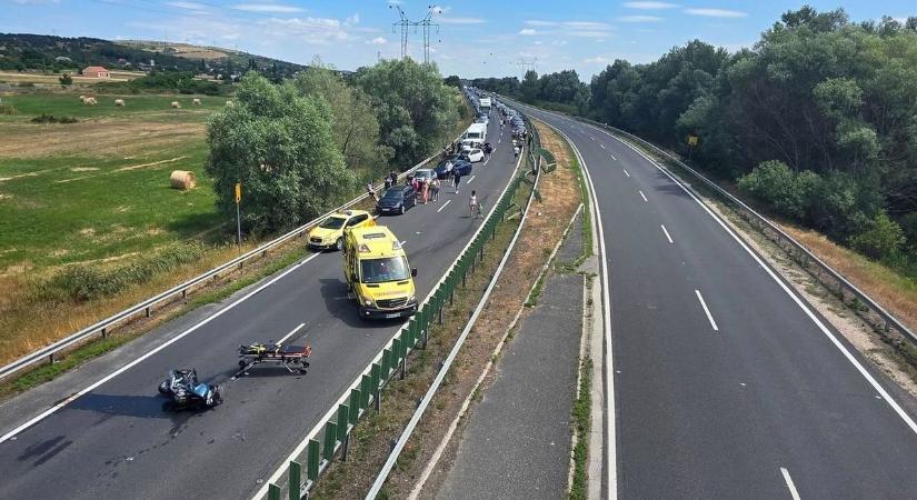 Teljes útlezárás a 8-as főúton, mentőhelikopter is érkezett