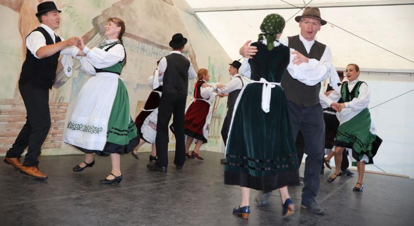 Félezer néptáncos ropta, a hőség sem tántorította el őket (galéria, videó)