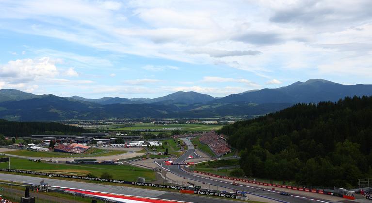 Különös baleset miatt lepték el a tűzoltók az F1-es versenypályát