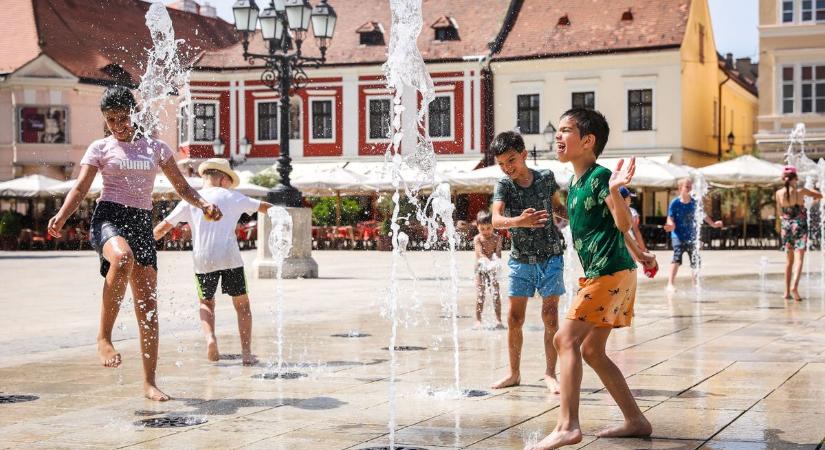 Tombol a hőség - Így népesedett be a szökőkút a Széchenyi téren - fotók