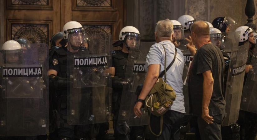 Több mint százezren tüntettek Belgrádban is, a rendőrök összecsaptak a demonstrálókkal