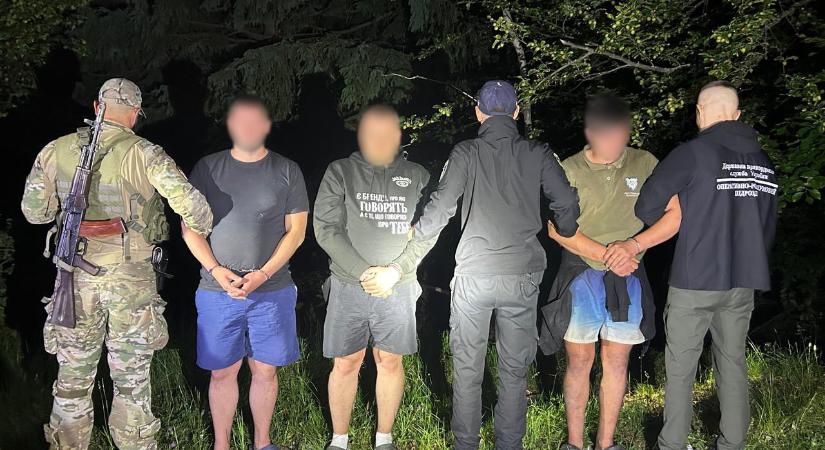 A Rahói járásban elfogtak egy férfit, aki katonaköteleseket csempészett Romániába