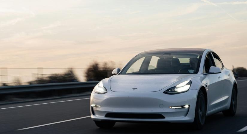 Megmutatta a villanyszámláját egy Tesla tulajdonosa, az emberek értetlenül állnak előtte