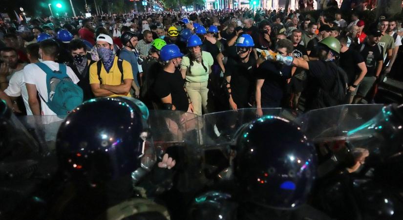 Százezres tömegtüntetés Szerbiában – A teljes szerb vezetés bukását követeli a tömeg. De mi minden áll a háttérben?