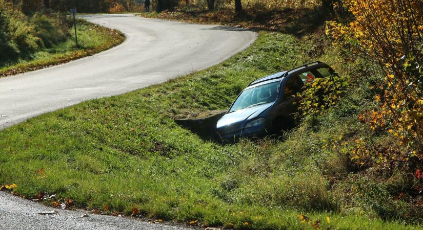 Árokba hajtott egy autó Lajoskomárom és Kabókapuszta között