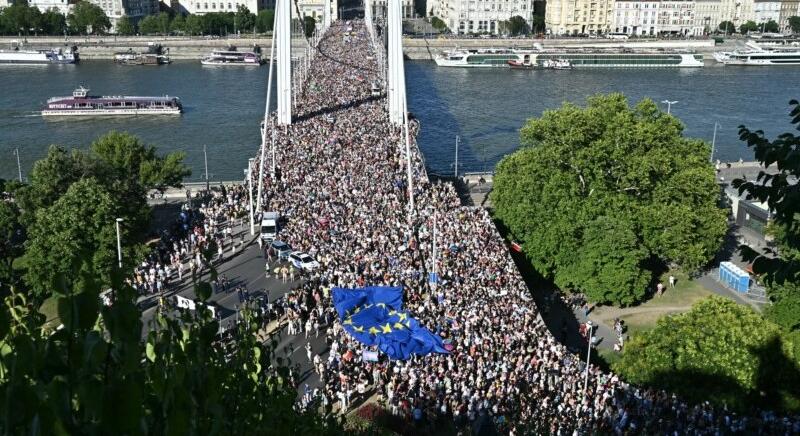Soha nem voltak még ennyien a Budapest Pride-on, megduplázta a kormány az államadósságot és újra magyar az űrben