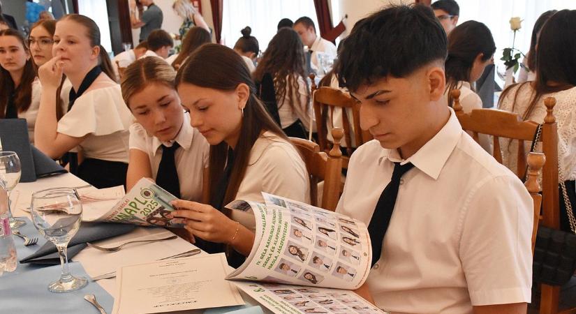 Fogadáson köszöntötték a végzős diákokat, átvették az Új Néplap Osztálynaplóját is – galériával, videóval
