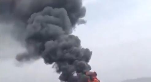 Kigyulladt, majd felrobbant egy orosz hajó a tengeren(videó)
