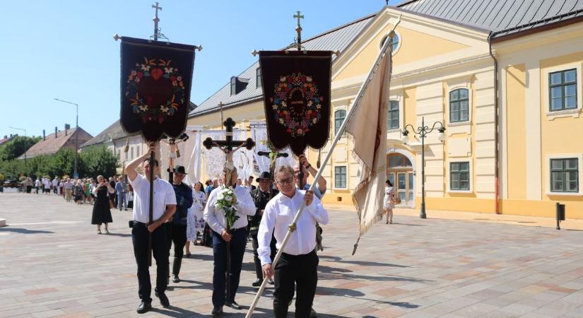 Külföldről is csatlakoztak viseletbe öltözött hívek a körmenetre – galériával