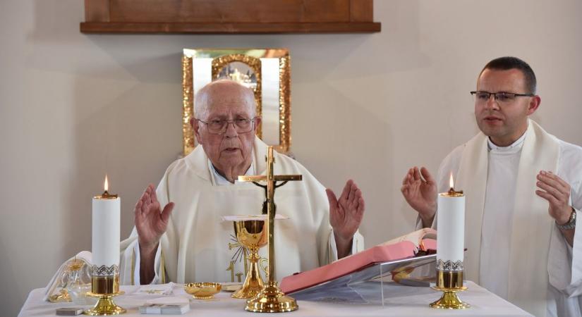 Nem akármilyen alkalomból gyűltek össze a hívek Bánhalmán, volt mit ünnepelni