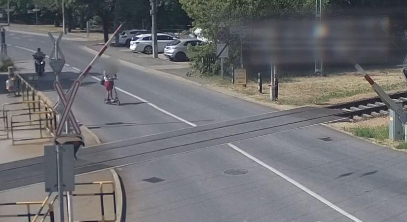 A rolleresek azt hiszik, nekik mindent szabad? Videó készült egy újabb életveszélyes mutatványról