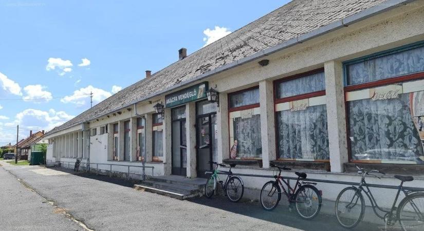 Eladó a szili nagykocsma, a bérbe adható buszmegállóval együtt