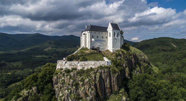Idegenek fizetnek nekik, és ők elárulják hazájukat