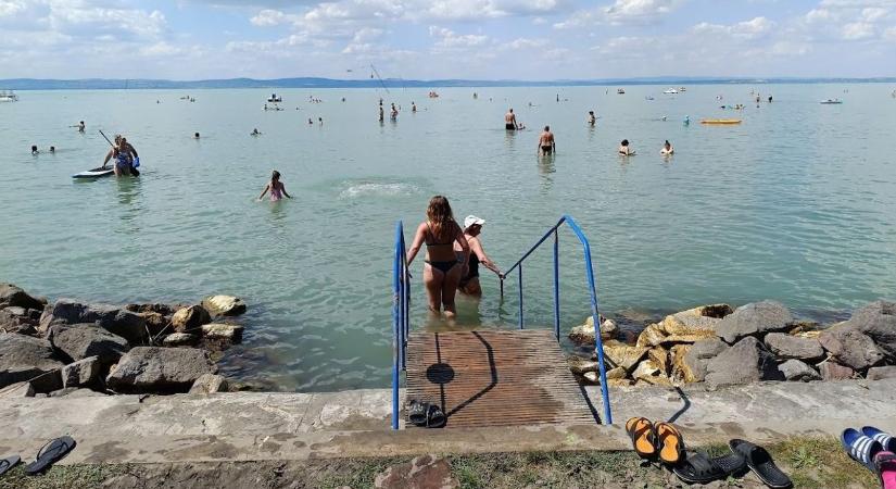 Csak a Balaton vizében hűsölve lehetett kibírni a vasárnapi hőséget – sokan így is tettek