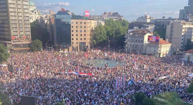 Szombaton több tízezren tüntettek a szerb fővárosban