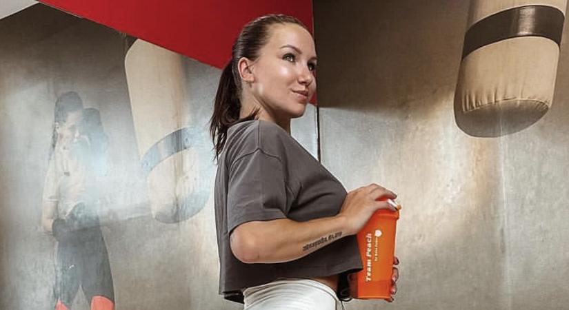Nem hitték el, hogy igazi a feneke a fitneszedzőnek, igazságügyi szakértővel mondatta ki