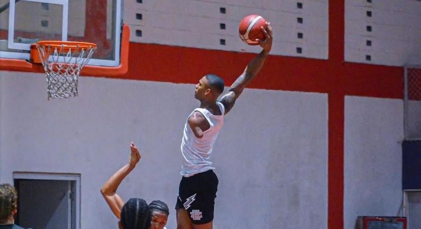 Egész Amerika egy félkarú kosarasról beszél, aki az NBA kapujába került (VIDEÓ)