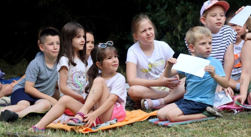 A fenyők árnyékában hűsöltek a családok az avasi arborétumban (fotókkal, videóval)