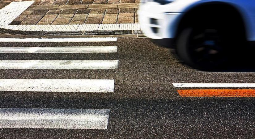Gázolás a zebrán: a 79 éves férfi nem vette észre a gyalogost (fotók!)