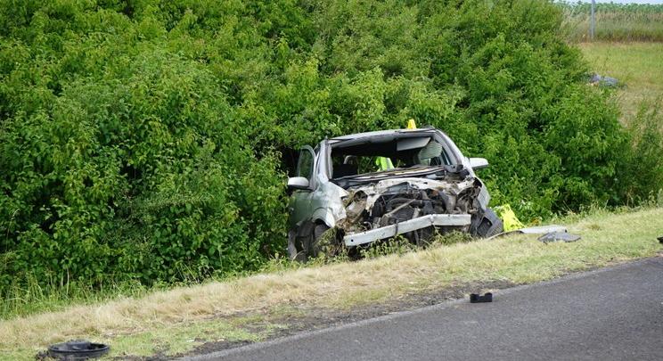 Halálos baleset az M3-ason: felborult egy 7 személyes autó, ketten meghaltak, többen pedig megsérültek
