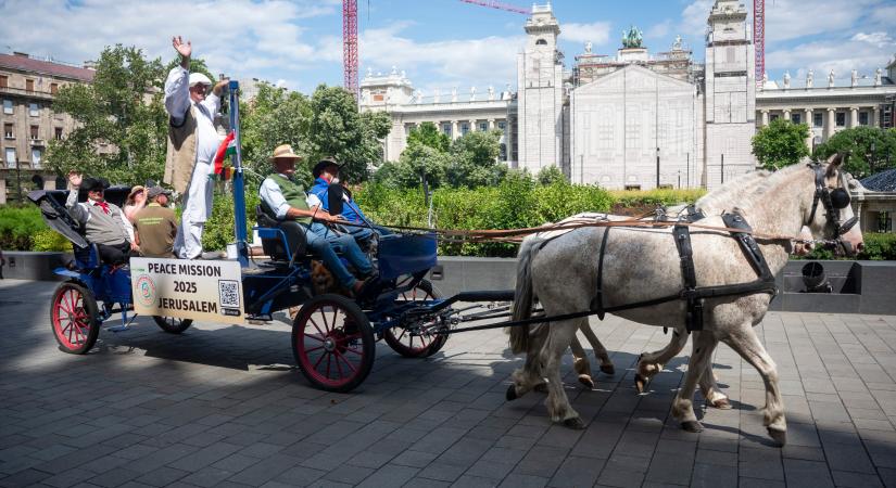 Az Országházba látogatott a békeharang