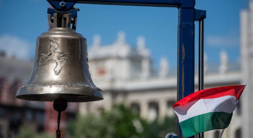 Jakab István, az Országgyűlés alelnöke fogadta Budapesten a Békeharangot
