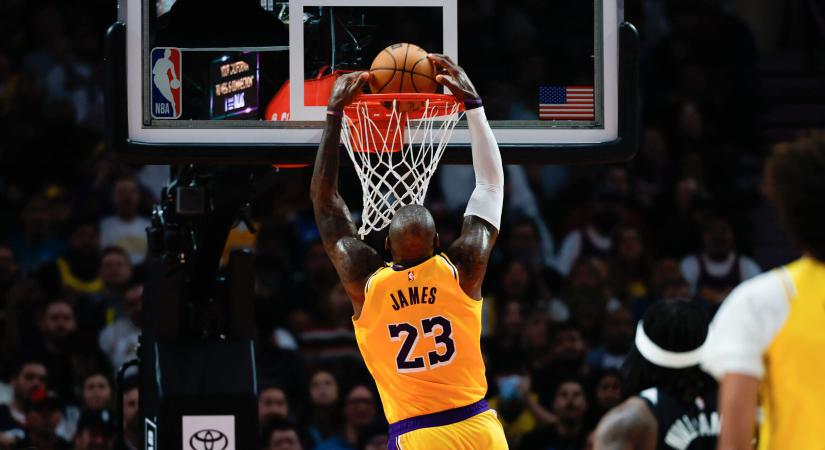 LeBron James 52 millió dollárért történelmet ír