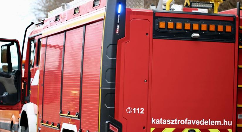 Kigyulladt egy személyautó a 86-oson