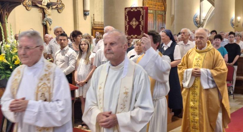 Bemutatta aranymiséjét a búcsúzó városplébános - fotók