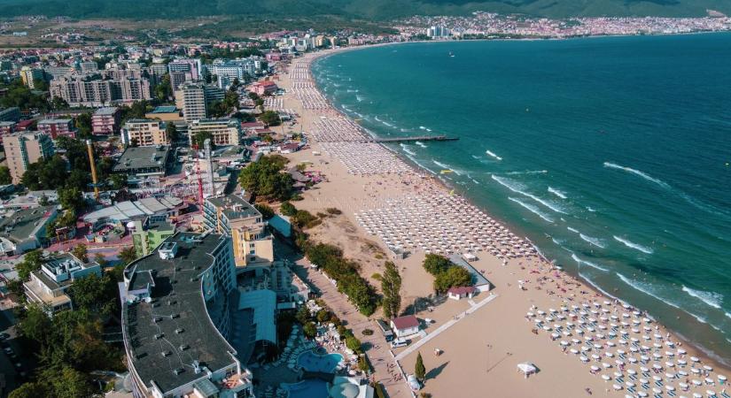 Bikiniben mutatta meg gömbölyödő pocakját Lola