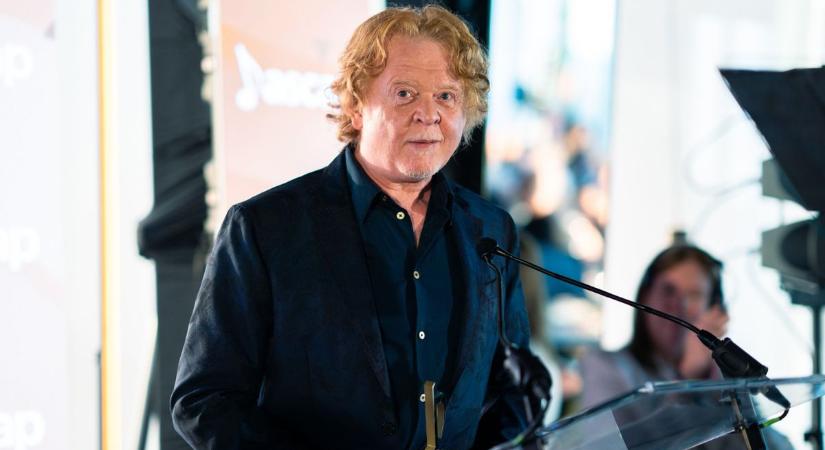 A Simply Red énekesének vallomása: „Naponta három nővel szexeltem!”
