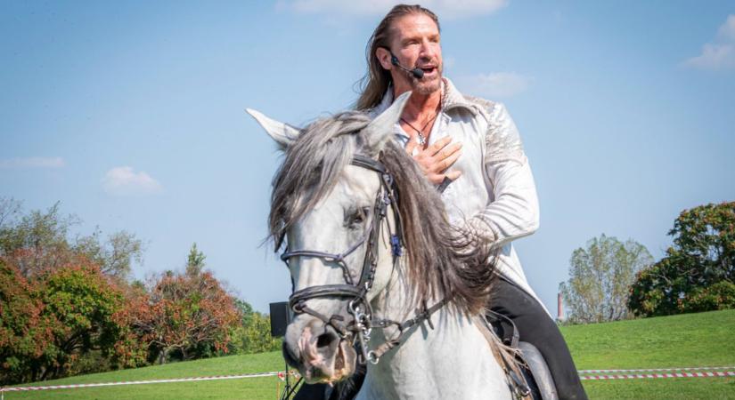 Pintér Tibor egy új arcát akarja megmutatni megosztó klipjével: „Ne csak lovon lásson a közönség”