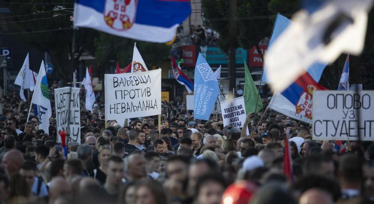 Puskaporos a hangulat Belgrádban, újabb összecsapások a rendőrök és a tüntetők között
