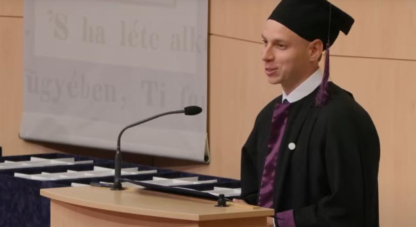 „Az összedőlés szélén álló rendszerben kell majd dolgoznunk” – diplomaosztóján mondott őszinte beszédet egy pályakezdő orvos