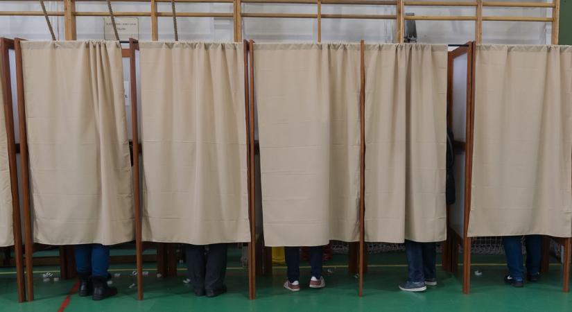 A tomboló hőség ellenére is sokan szavaztak a két időközi választáson vasárnap, mutatjuk az eredményeket