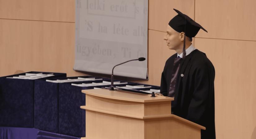 „Gyógyítsuk meg a rendszert is” – végzős orvostanhallgató erős kritikával illette a magyar egészségügyet a szegedi diplomaosztón