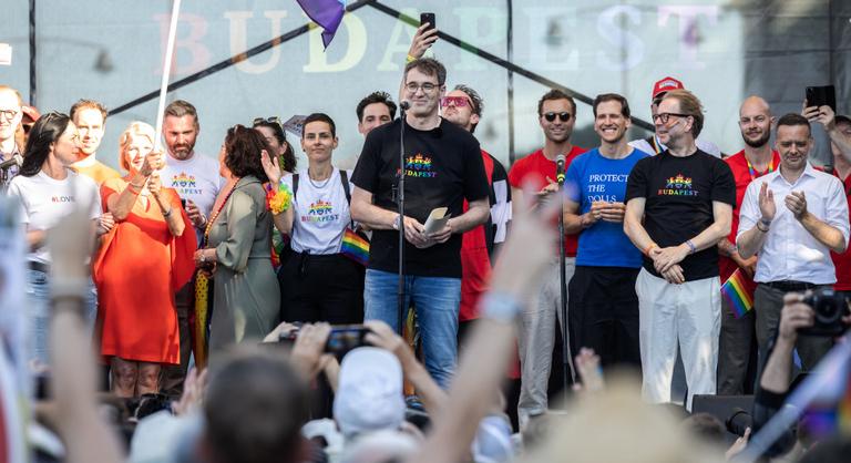 Náci karlendítést fedeztek fel Karácsony Gergelynél a Pride-on