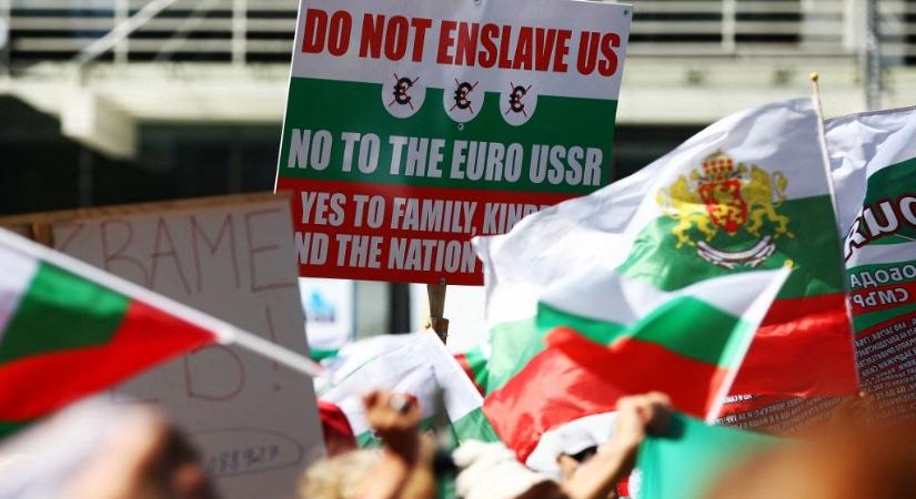 Kitört a káosz Szófiában – Euróellenes tüntetők bénították meg a várost
