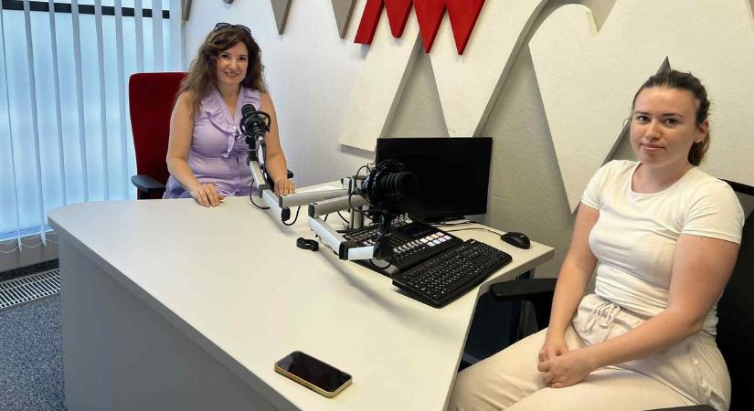 Éjféli hajvágás az esküvőn? Podcastünkben kitárgyaltuk a 2025-ös szezon legmeghökkentőbb trendjeit