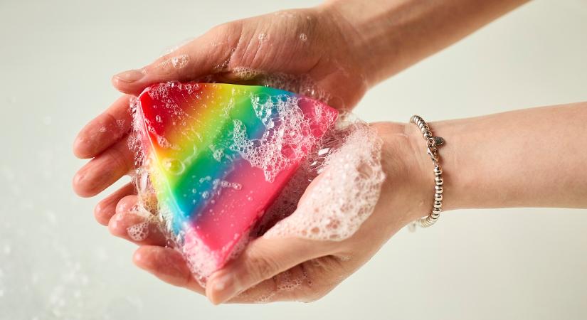 Ez nagyot szól: Saját szappant és fürdőbombát kapott a Pride
