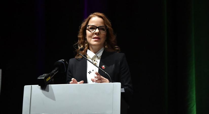 Balatoni Katalin miniszterelnöki biztos szerint, ha a PDSZ-en múlna, „már holnap megnyitnák az óvodák kapuit a drag queen – álarcos bálkirálynőknek”